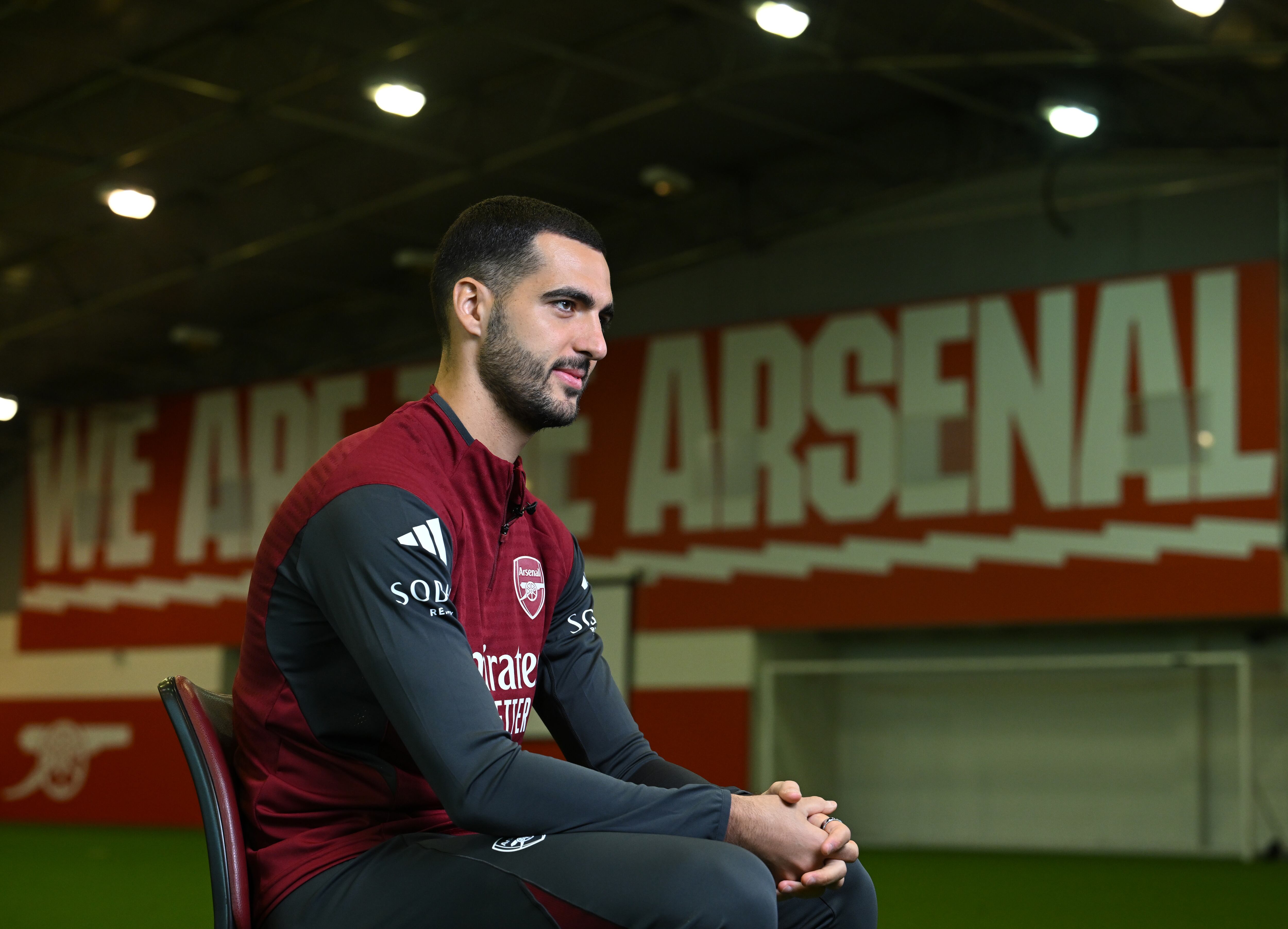 Mikel Merino durante una rueda de prensa en el Arsenal
