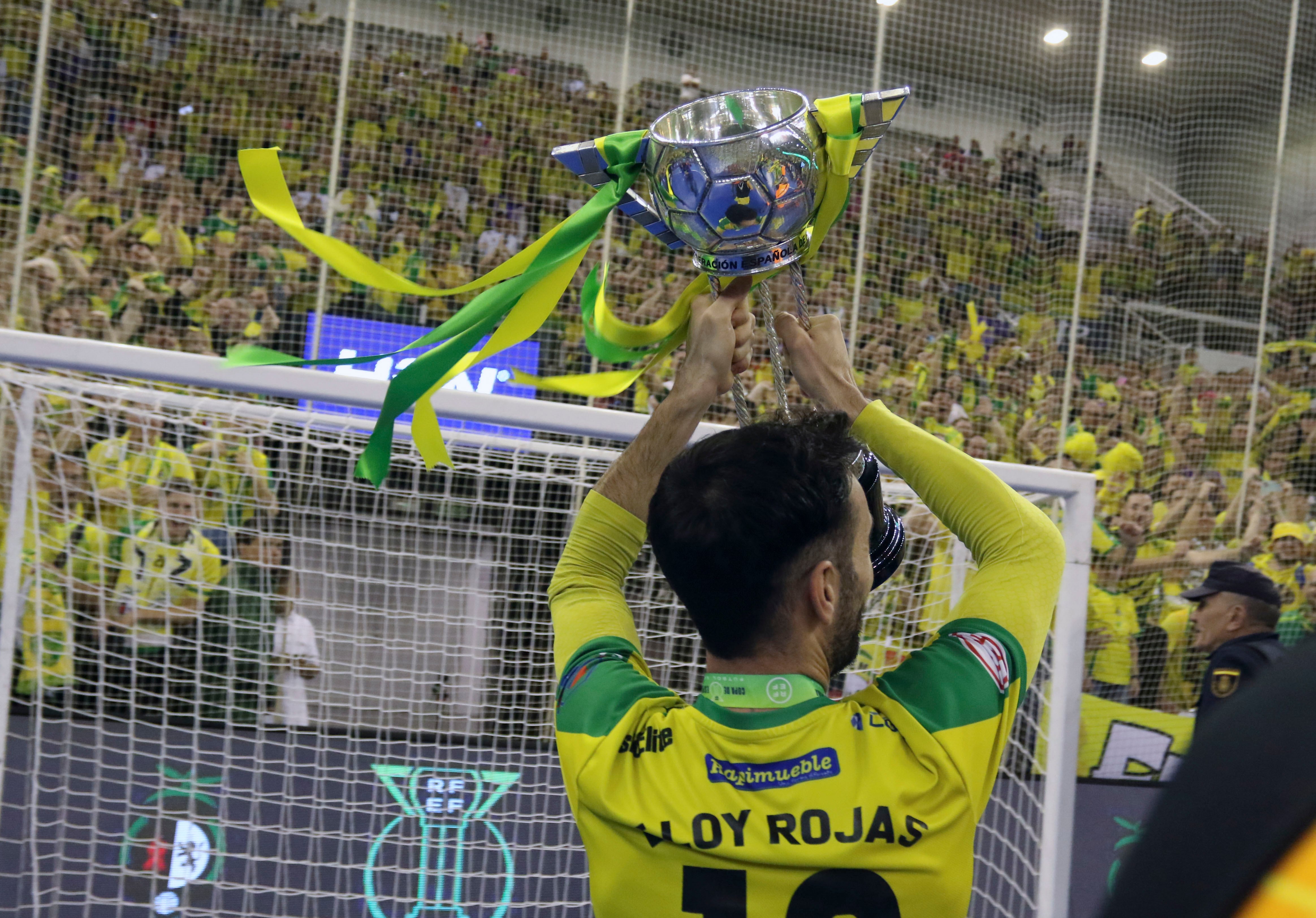 El jugador del Jaén Eloy Rojas muestra el trofeo, tras la final de la Copa de España de fútbol sala que FC Barcelona y Jaén Paraíso Interior han disputado este domingo en el Palacio de Deportes de Granada. EFE/Pepe Torres