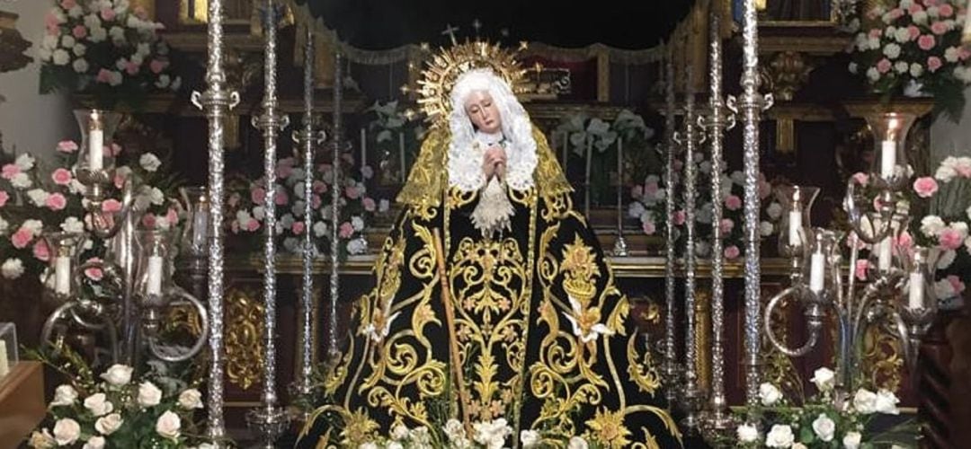 Imagen de Nuestra Señora de la Soledad de Aceuchal en Badajoz, con bordados del taller fuenlabreño