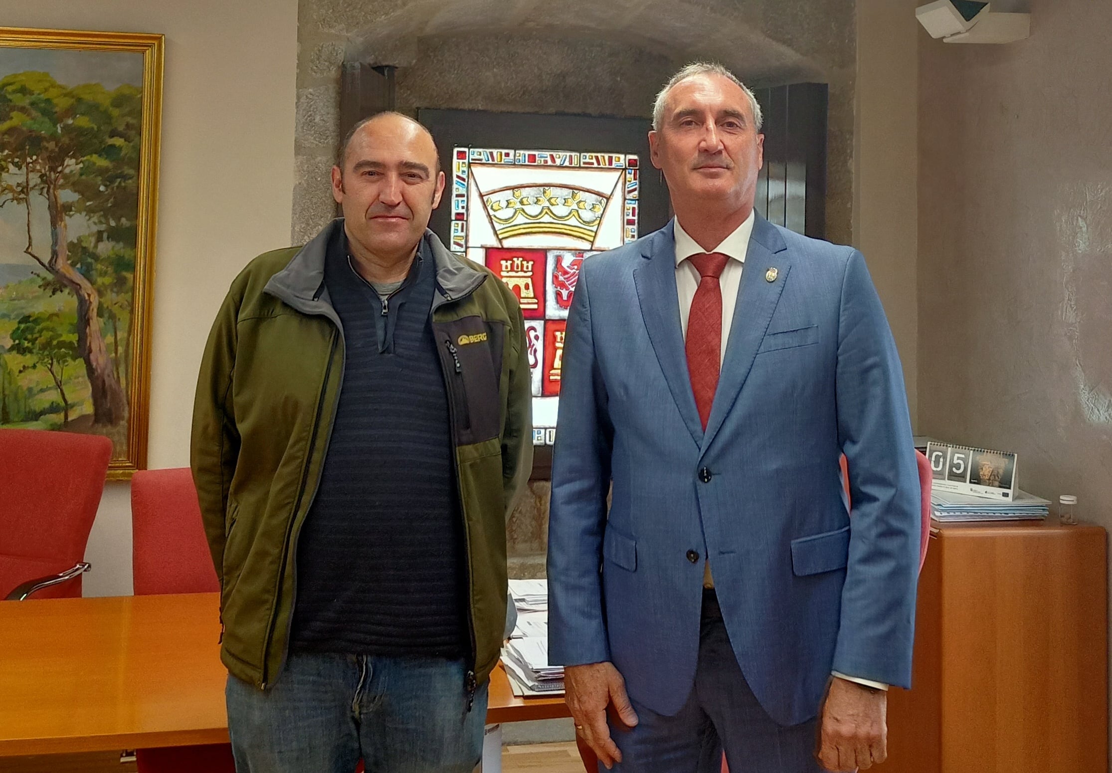 Izq. el alcalde de Otero de Herreros, Meinardo Sanz, junto con el delegado territorial de la Junta, José Mazarías