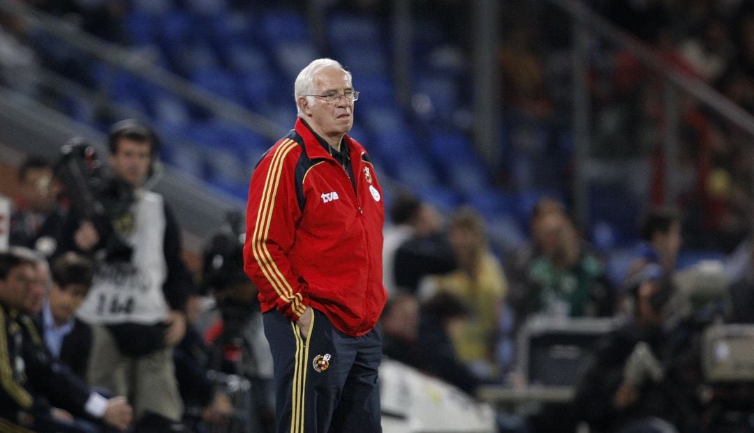 Luis Aragonés, durante un amistoso contra Perú. 