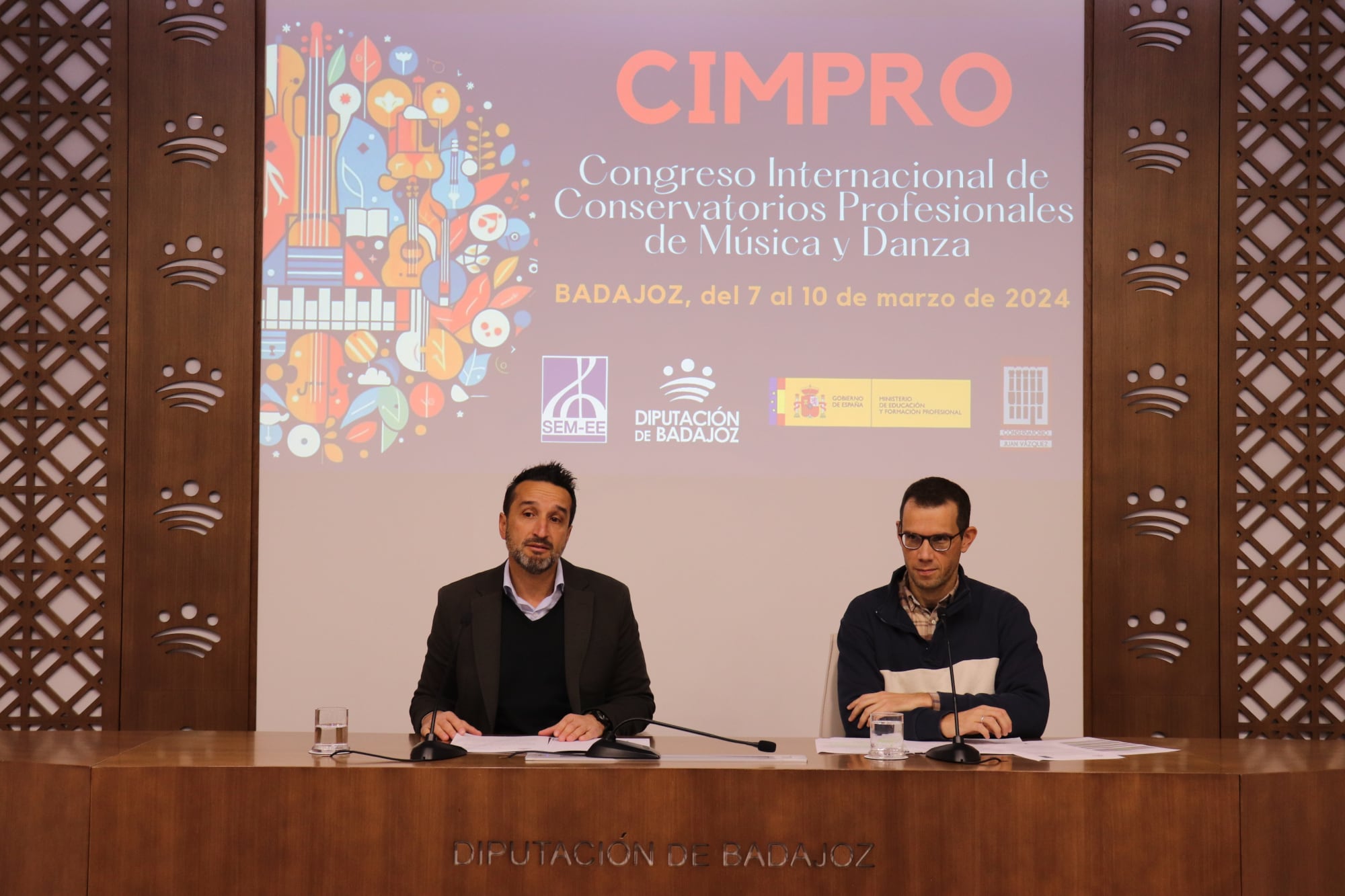 Ricardo Cabezas (izqda.) y Josep Martínez (drcha.), durante la presentación  del Congreso Internacional de Conservatorios Profesionales de Música y Danza.