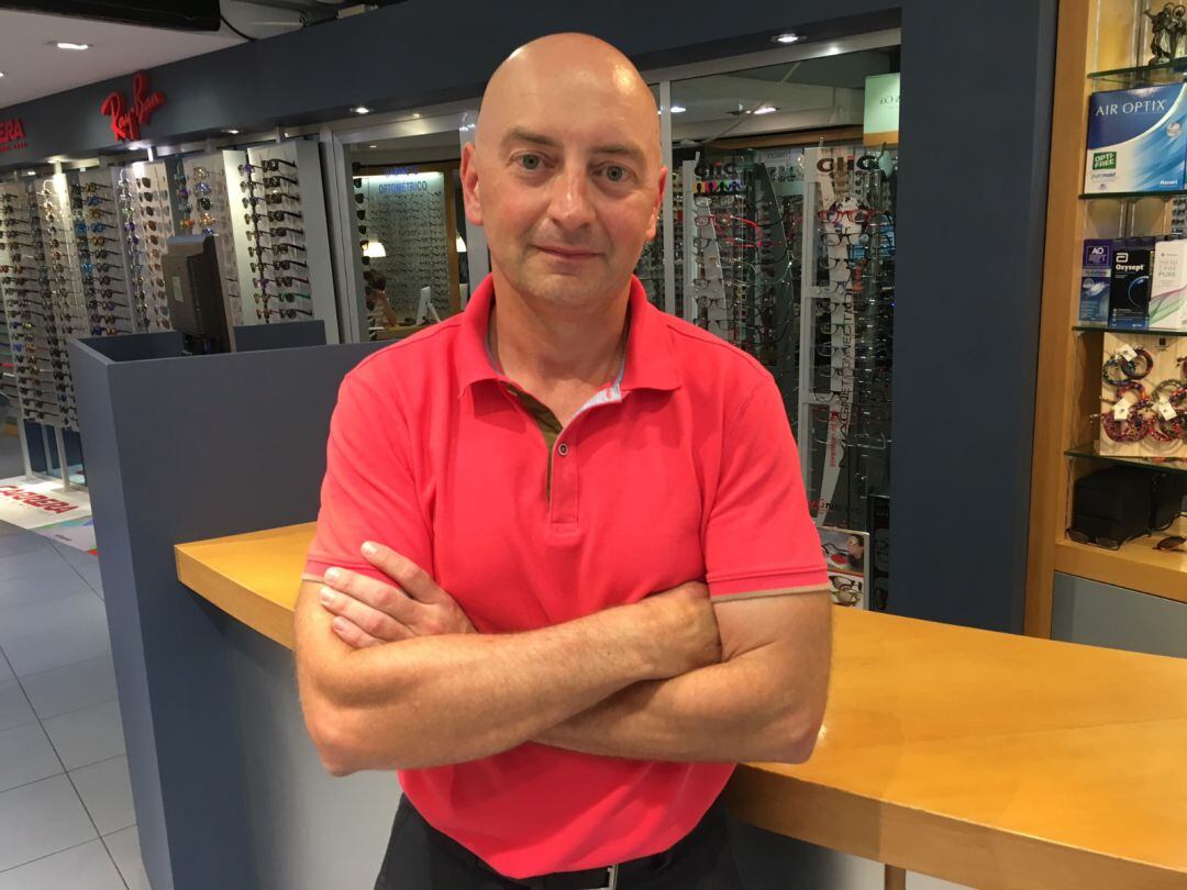 Israel González, presidente de Agustinos Alicante, espera a Fernando Latorre