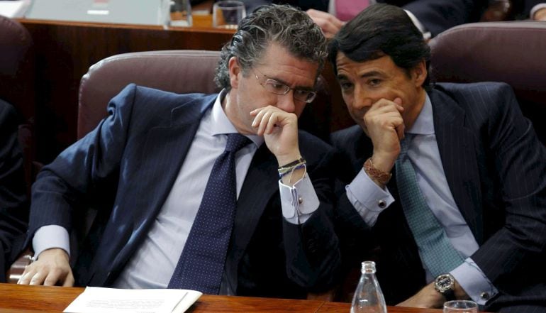 Francisco Granados conversa con Ignacio González durante un pleno celebrado en la Asamblea de Madrid en 2009