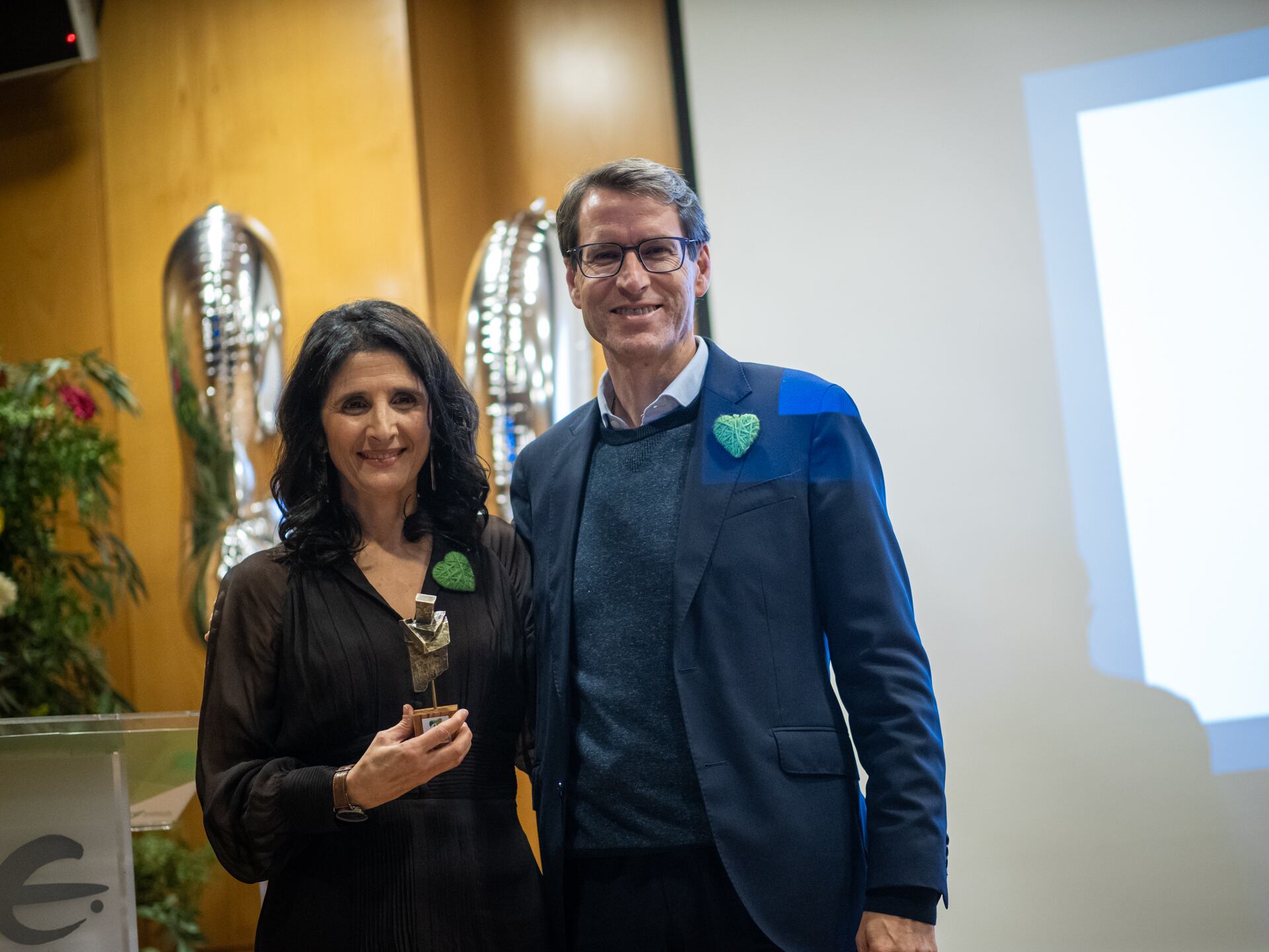 El presidente del Gobierno de La Rioja, Gonzalo Capellán, con la presidenta del Teléfono de la Esperanza, Magdalena Pérez en el 20 aniversario de la entidad