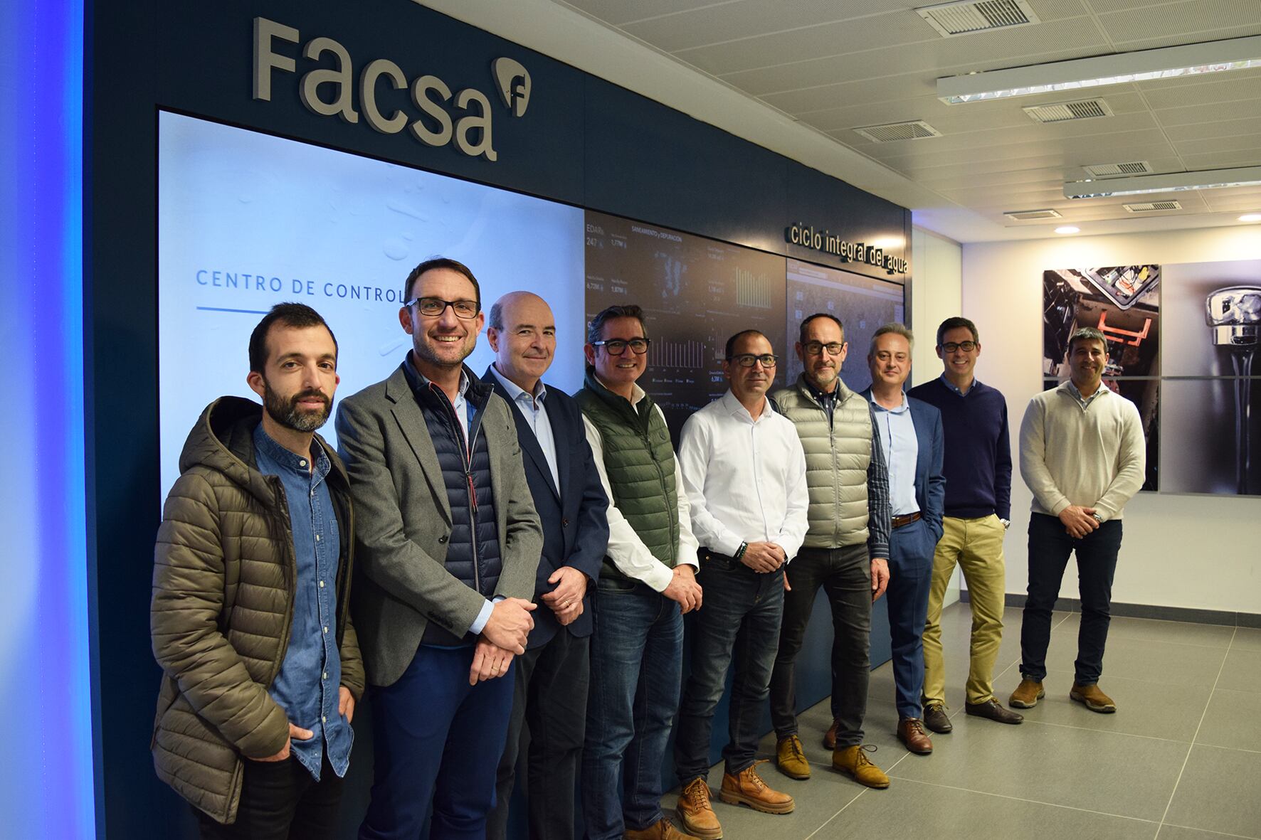 Representantes del consistorio de Vila-real, visitando el centro de control de Facsa