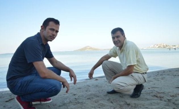 Javier Gilabert, de amarillo, junto a otro investigador, Francisco López. Foto archivo.