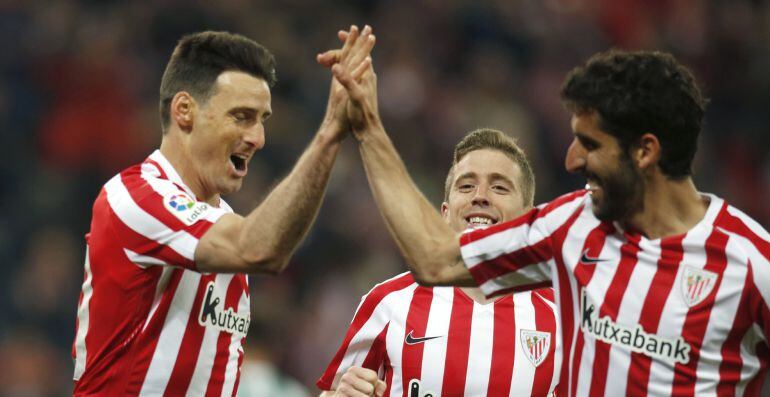 Aduriz y Raúl García celebran el gol del delantero