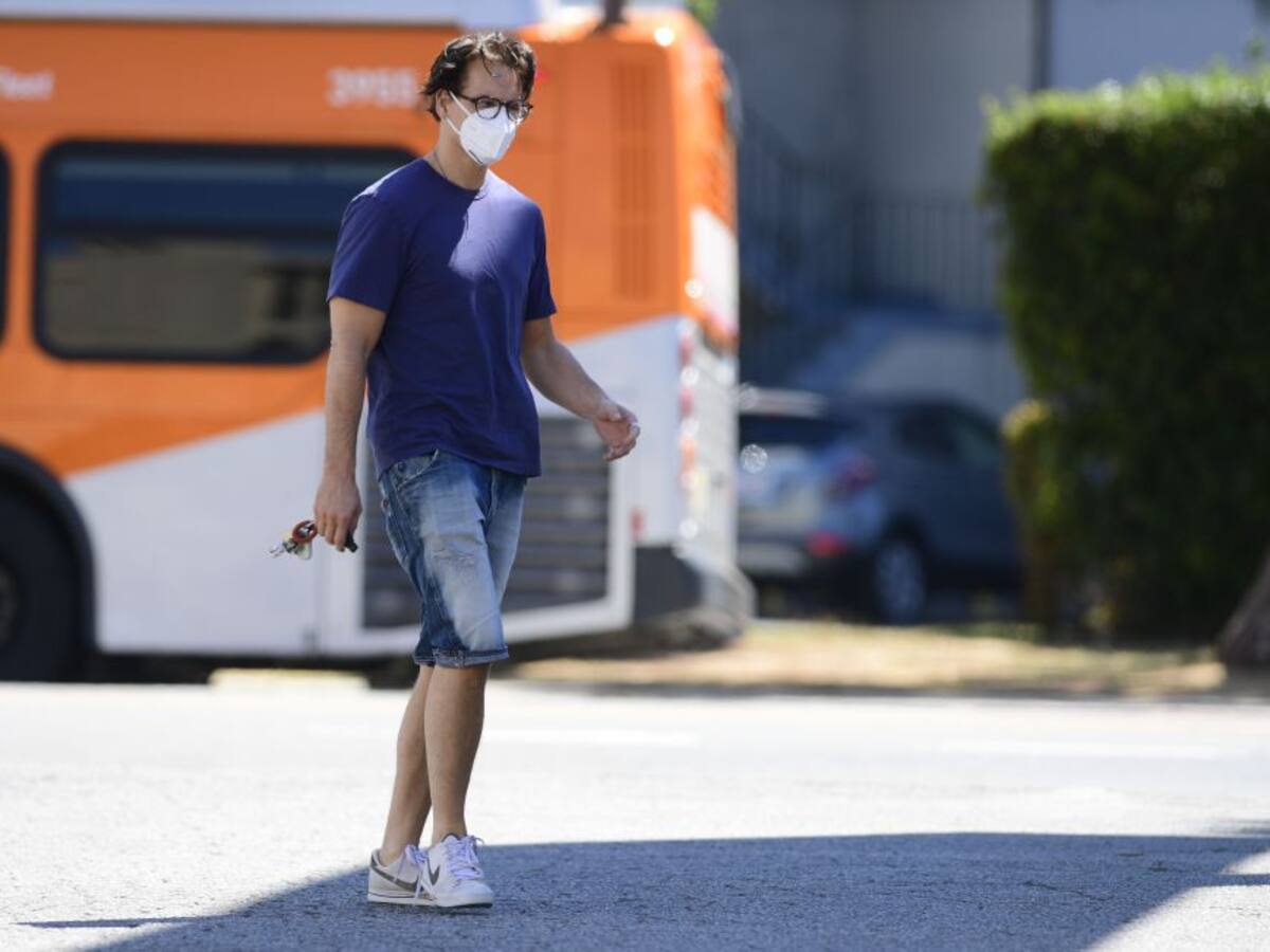 ¿Te pueden despedir por ir en pantalón corto al trabajo?