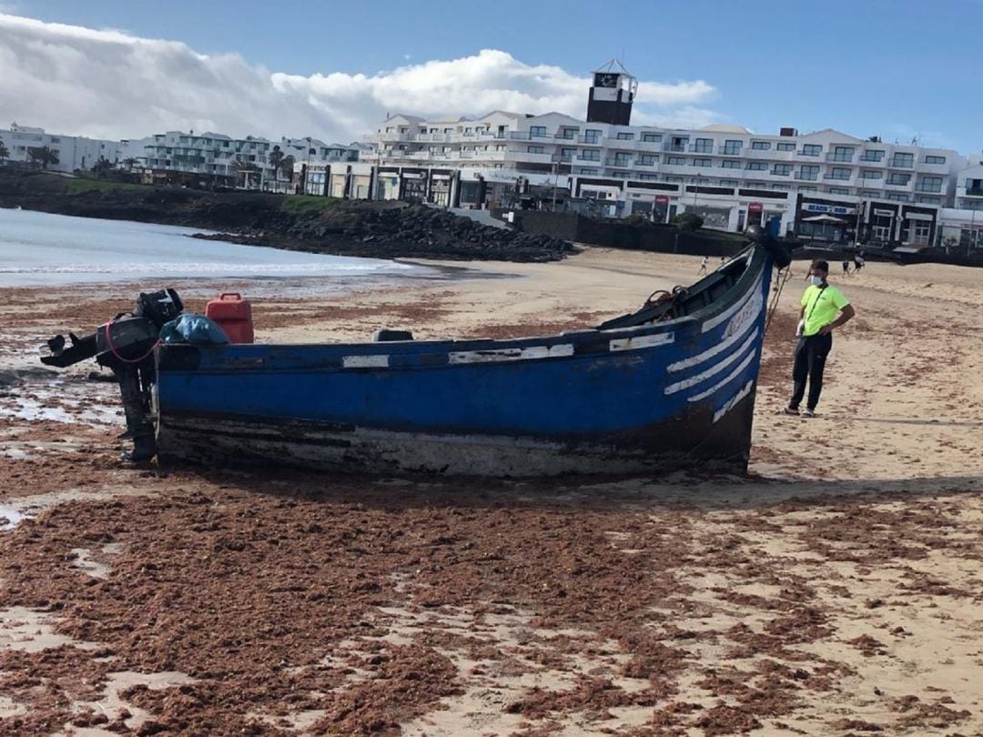 La patera llegada este martes a la playa de Las Cucharas, en Costa Teguise.