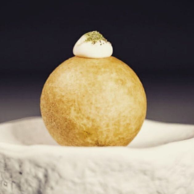 Buñuelo de ortiguillas con mayonesa de manzanilla, en Mantúa