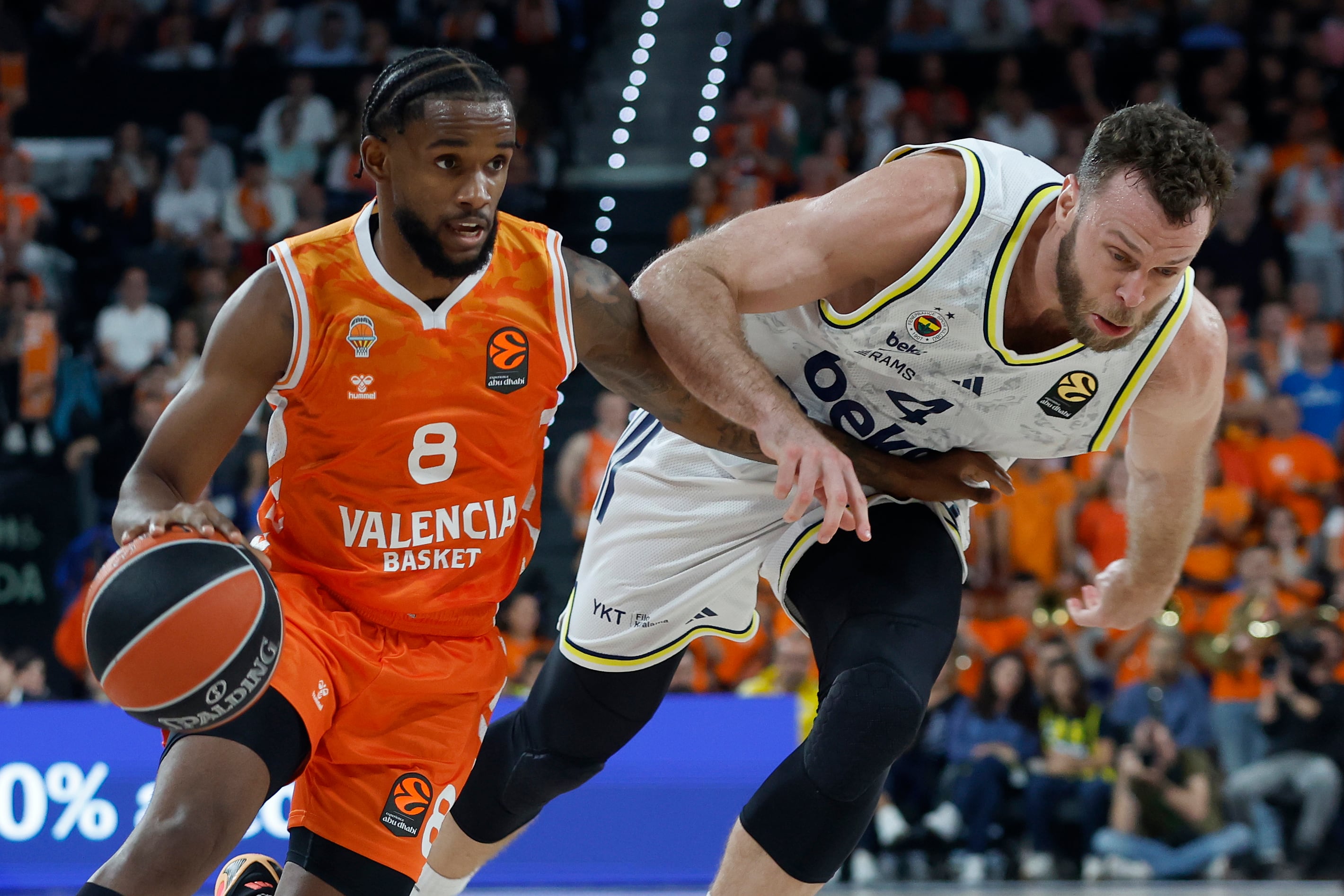 VALENCIA, 28/10/2025.- El base dominicano del Valencia Basket Jean Montero (i) en acción ante el alero italiano del Fenerbahce Beko Nicolo Melli, durante el partido de la Euroliga disputado en el pabellón Roig Arena de Valencia. EFE/Miguel Ángel Polo
