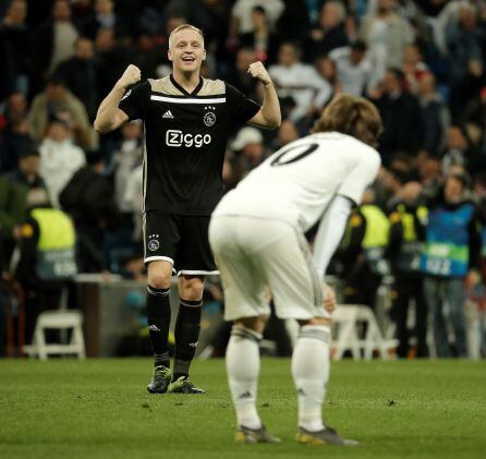 Donny Van De Beek celebra la victoria del Ajax en Madrid.