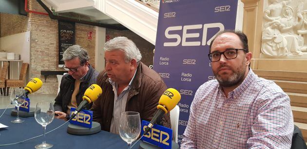 Francisco Montiel junto a José María Miñarro, presidente del Paso Azul, y José Mª Campoy, vicepresidente del Paso Negro-Curia