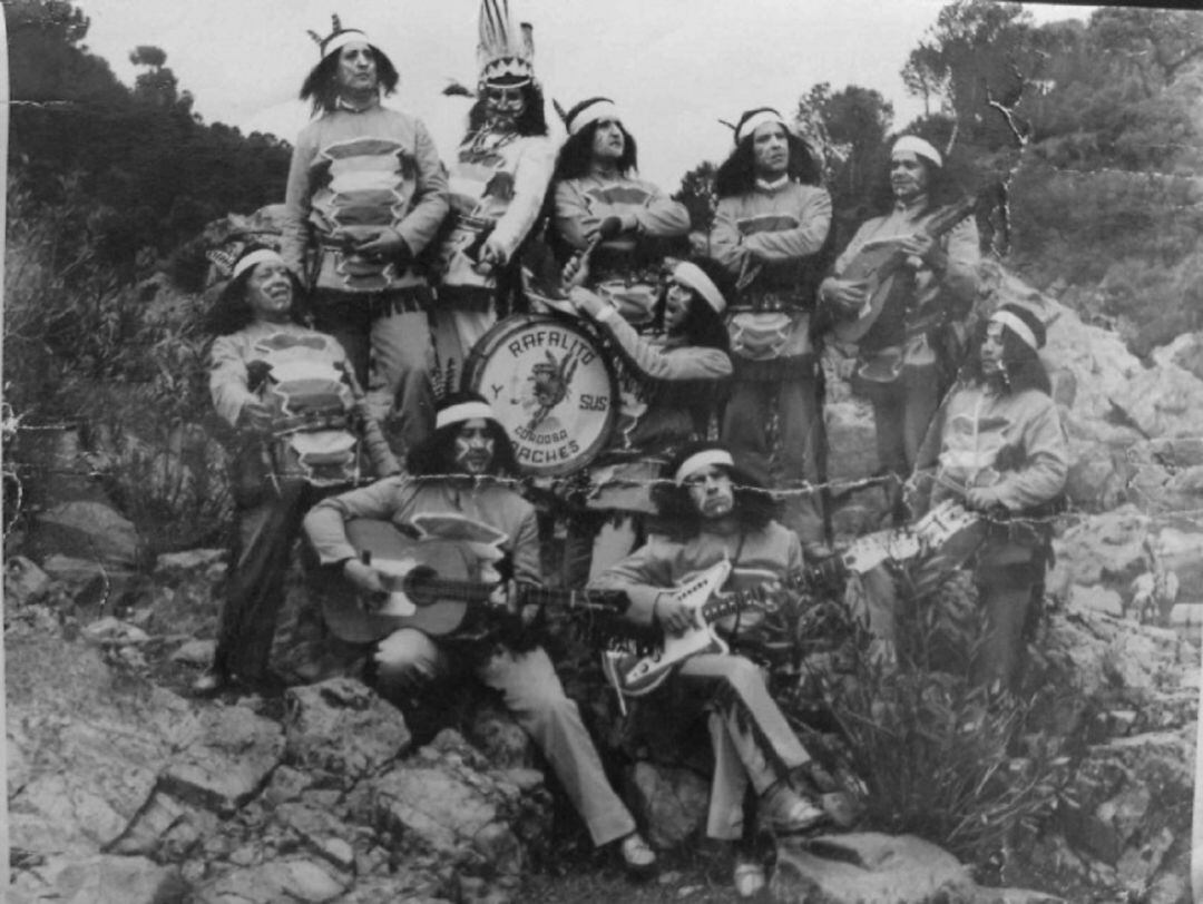 Fotografía de 1968, año en el que Los Escozíos se convirtieron en "Rafalito y sus apaches" para concursar en el Carnaval de Cádiz. La fotografía es de Juan Casado, en Cordobapedia.