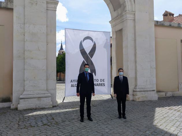 El alcalde, Javier Rodríguez Palacios, y el concejal Alberto Blázquez, tras la colocación del crespón negro en la Puerta de Madrid.