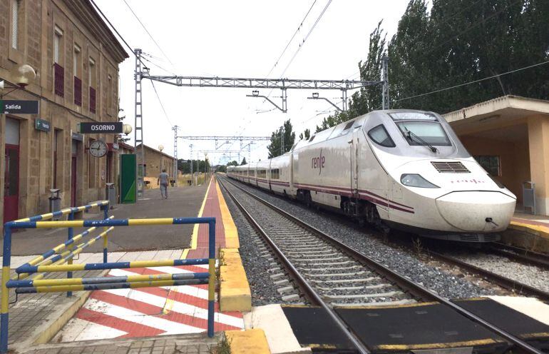 Salida de un tren desde la localdad palentina de Osorno