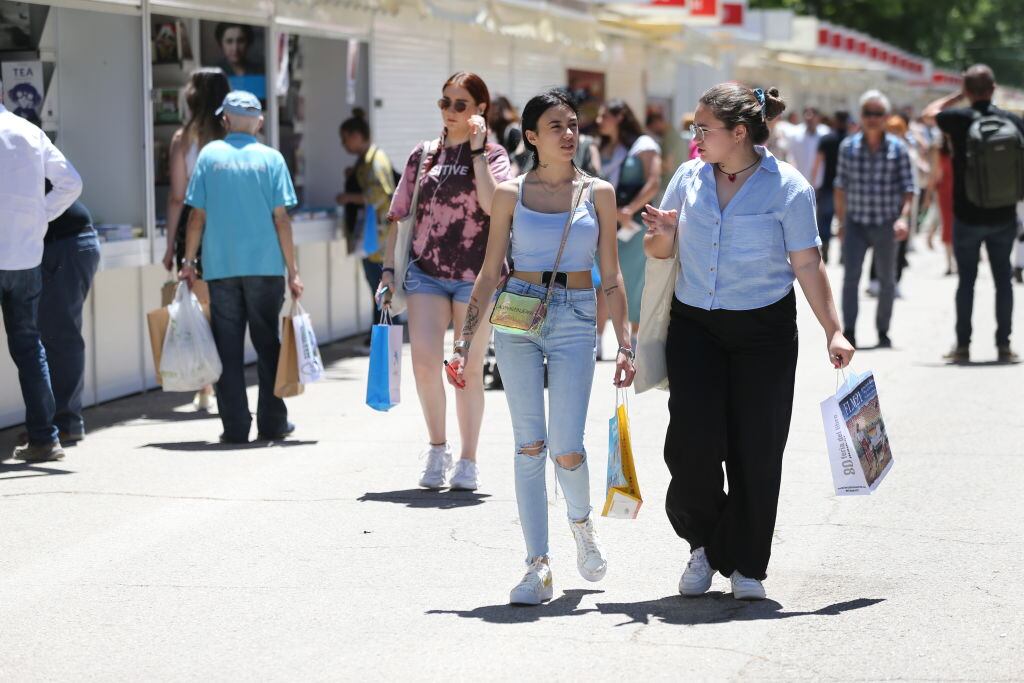 Un grupo de ciudadanos pasea por la Feria del Libro de Madrid