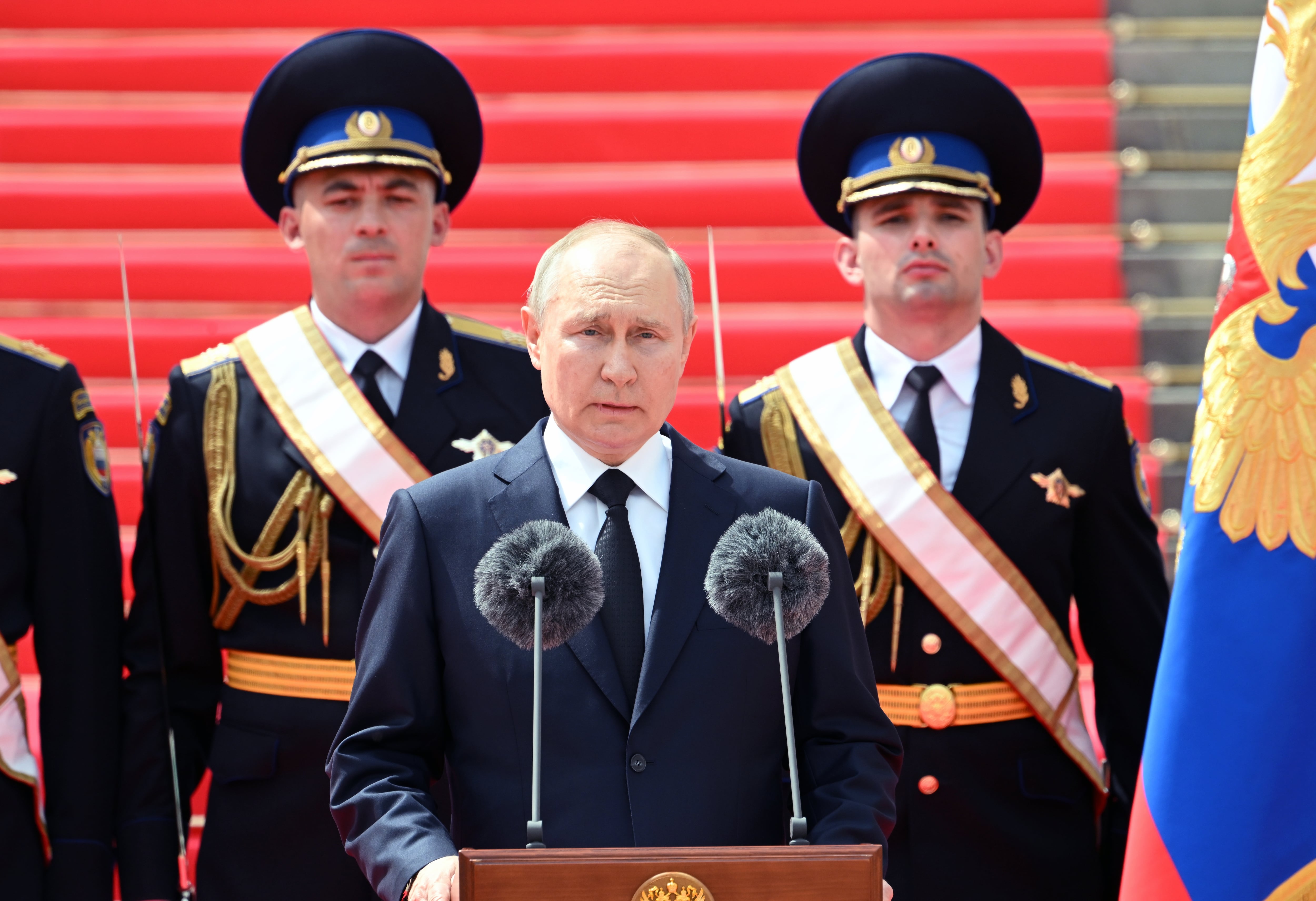 El presidente de Rusia, Vladimir Putin, pronuncia un discurso desde la plaza del Kremlin.