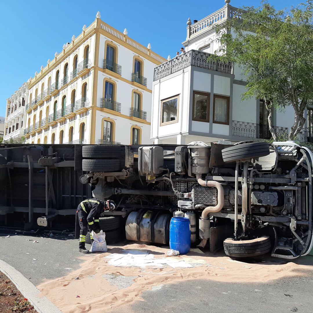 Imagen del camión volcado