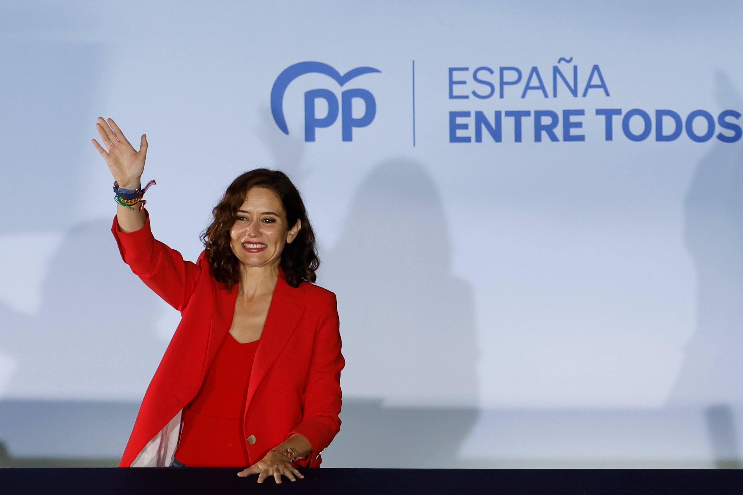 La presidenta de la Comunidad de Madrid y candidata a la reelección por el PP, Isabel Díaz Ayuso, saluda a los simpatizantes desde el balcón de Génova tras conocer los resultados electorales en Madrid.