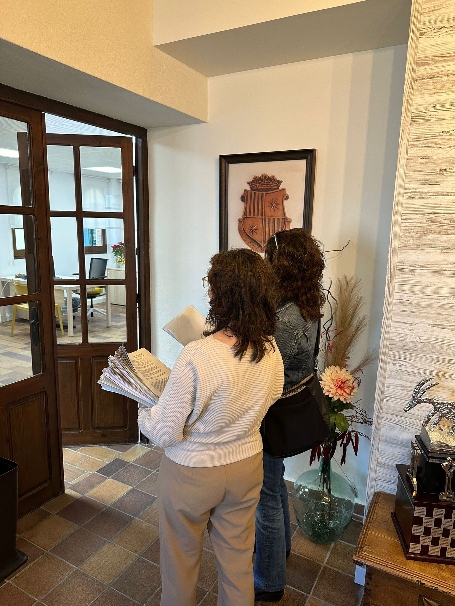 Entrega de las 400 alegaciones en el Ayuntamiento de Estadilla