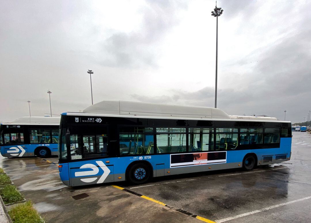 Dos autobuses aparcados en una de las cocheras de Transporte Municipal de la EMT en Madrid.