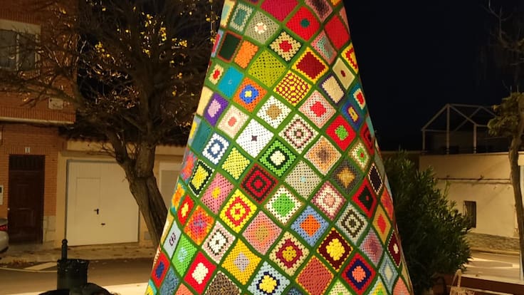 Un gran árbol de Navidad hecho con ganchillo en Toledo (28/11/2023)