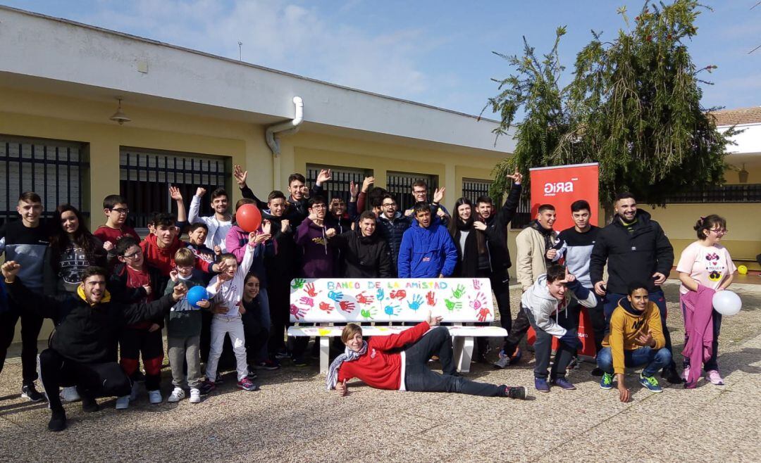 Banco de la amistad rodeado de alumnos del centro