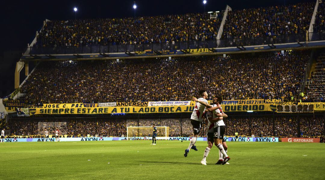 Los jugadores de River celebran un gol a Boca en La Bombonera.