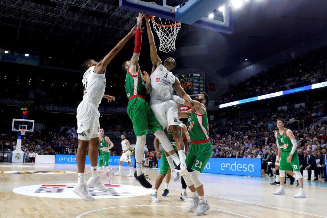 Poirier trata de conseguir la canasta ante la defensa de Walter Tavares y Anthony Randolph.