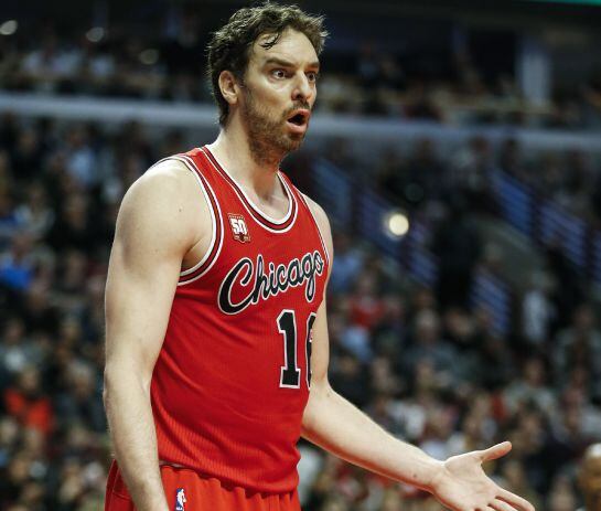 CHI19 - CHICAGO (EE.UU.), 20/1/2016.- El jugador de Bulls Pau Gasol reacciona en el juego contra Warriors hoy, miércoles 20 de enero de 2016, durante un juego de la NBA en el United Center en Chicago, Illinois (EE.UU.). EFE/Kamil Krzaczynski