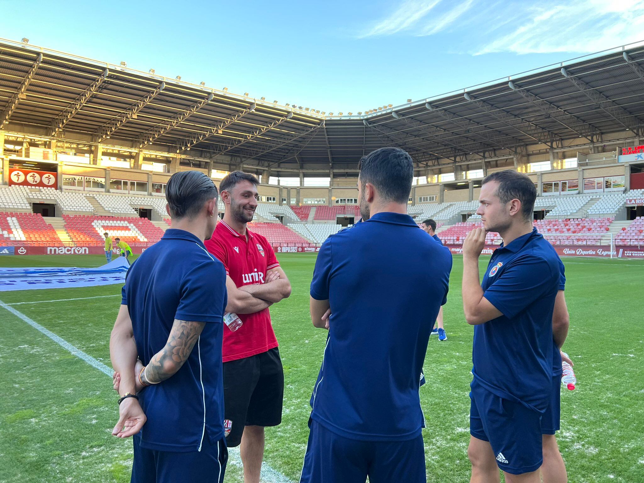 Javi Cobo, autor del 3º gol de la UDL, charlando con Josemi, Gándara y Saúl en la previa.