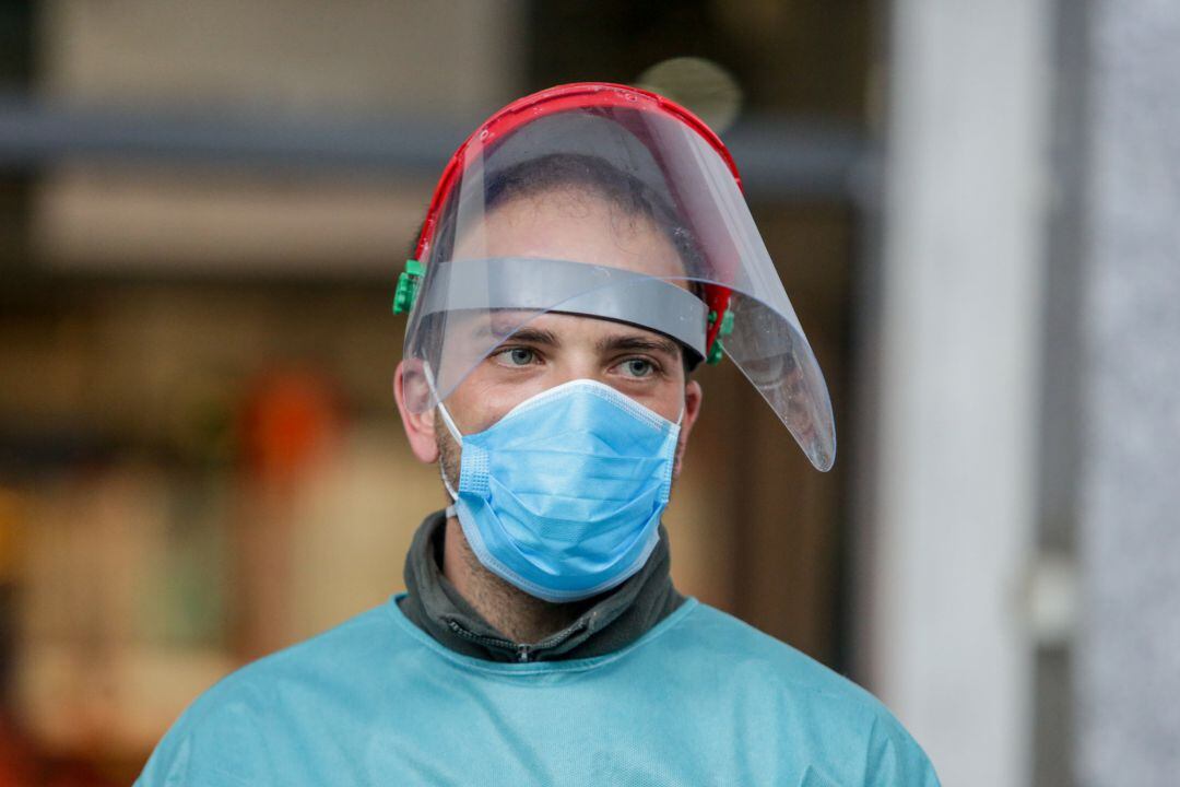 Sanitario protegido con una mascarilla y pantalla protectora 