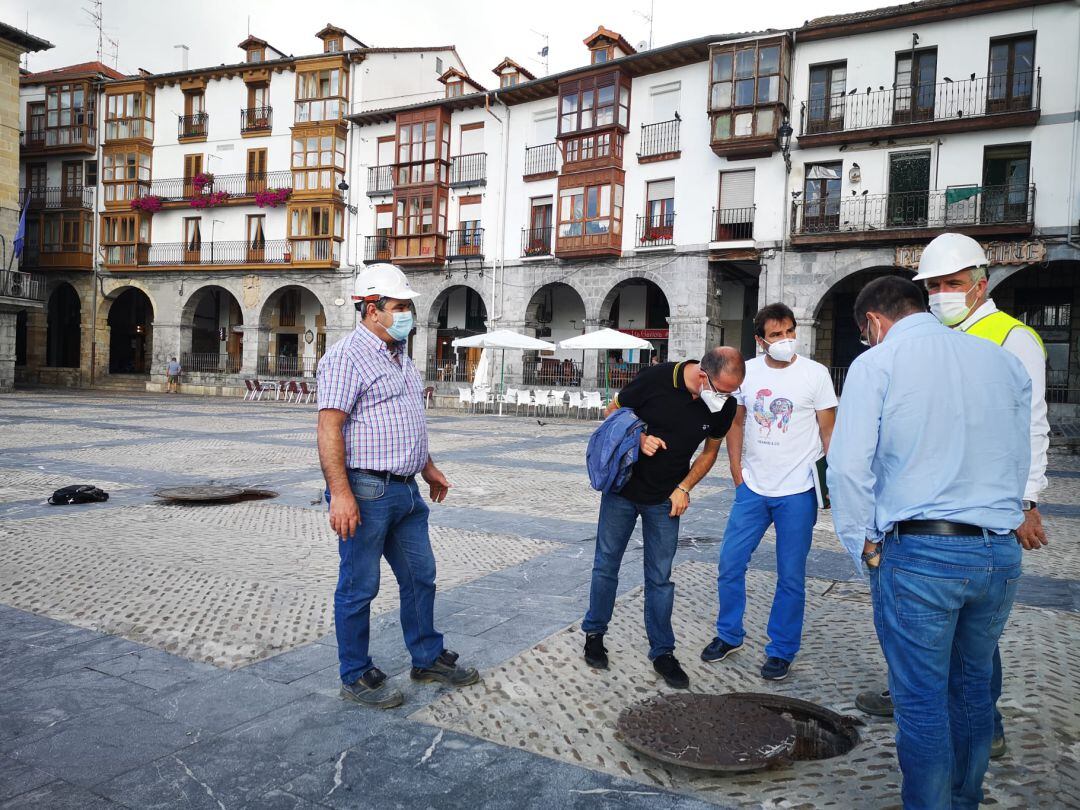 Inspección de arquetas en la Plaza del Ayuntamiento.