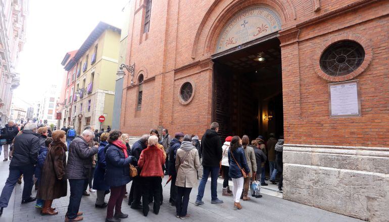 Varias personas hacen cola para visitar una iglesia en el centro de Valladolid