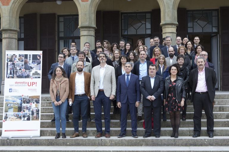 Foto de los participantes del plan Donostia UP! 2018 en el acto en el Palacio Miramar.