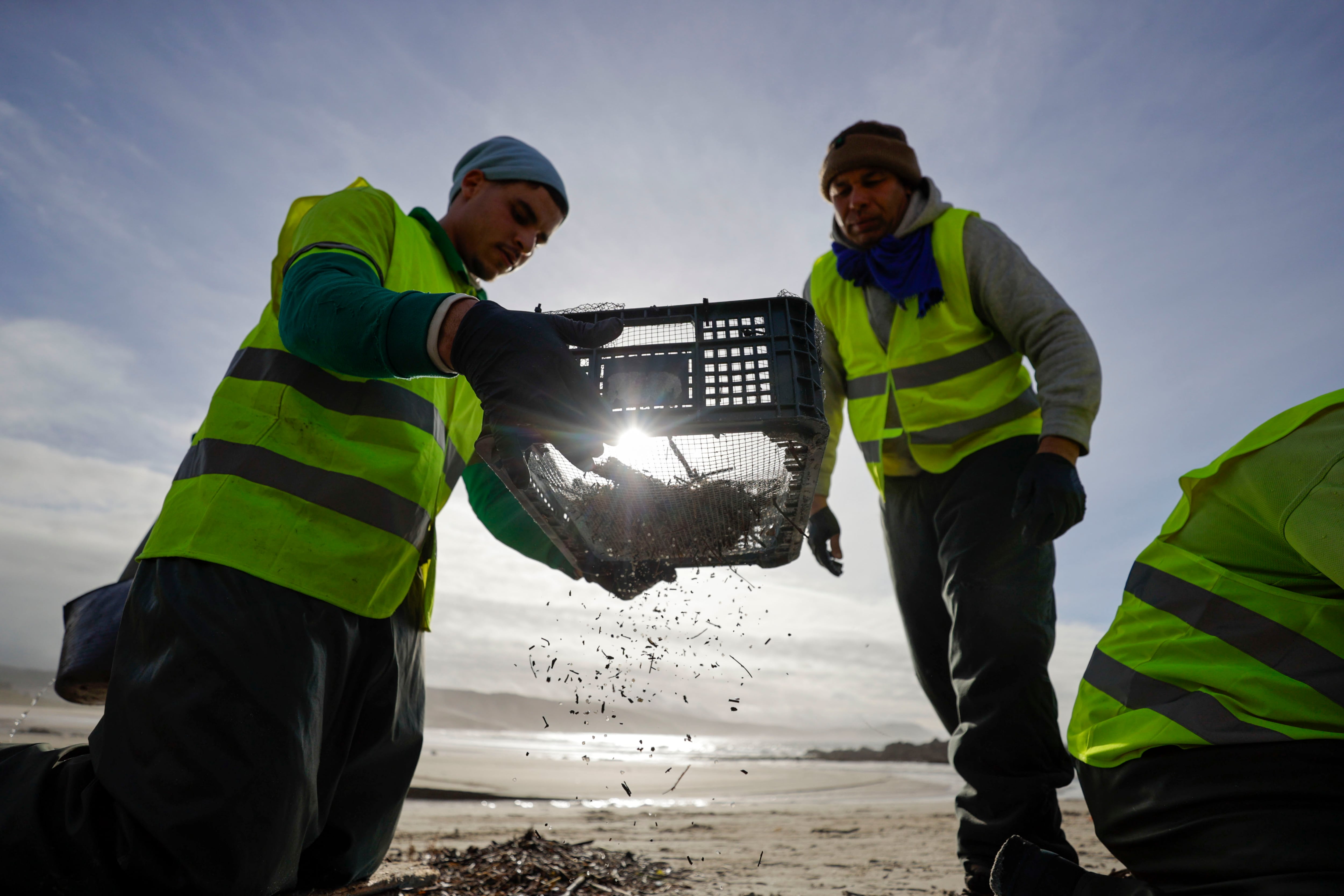 MUXÍA (A CORUÑA), 15/01/24.- Varios operarios limpian la playa de Nemiña, en el concello coruñés de Muxía, donde continúan las labores de limpieza de zonas costeras afectadas por la contaminación de pellets de plástico después de que el mercante Toconao perdiera parte de su carga el pasado diciembre. EFE/Cabalar
