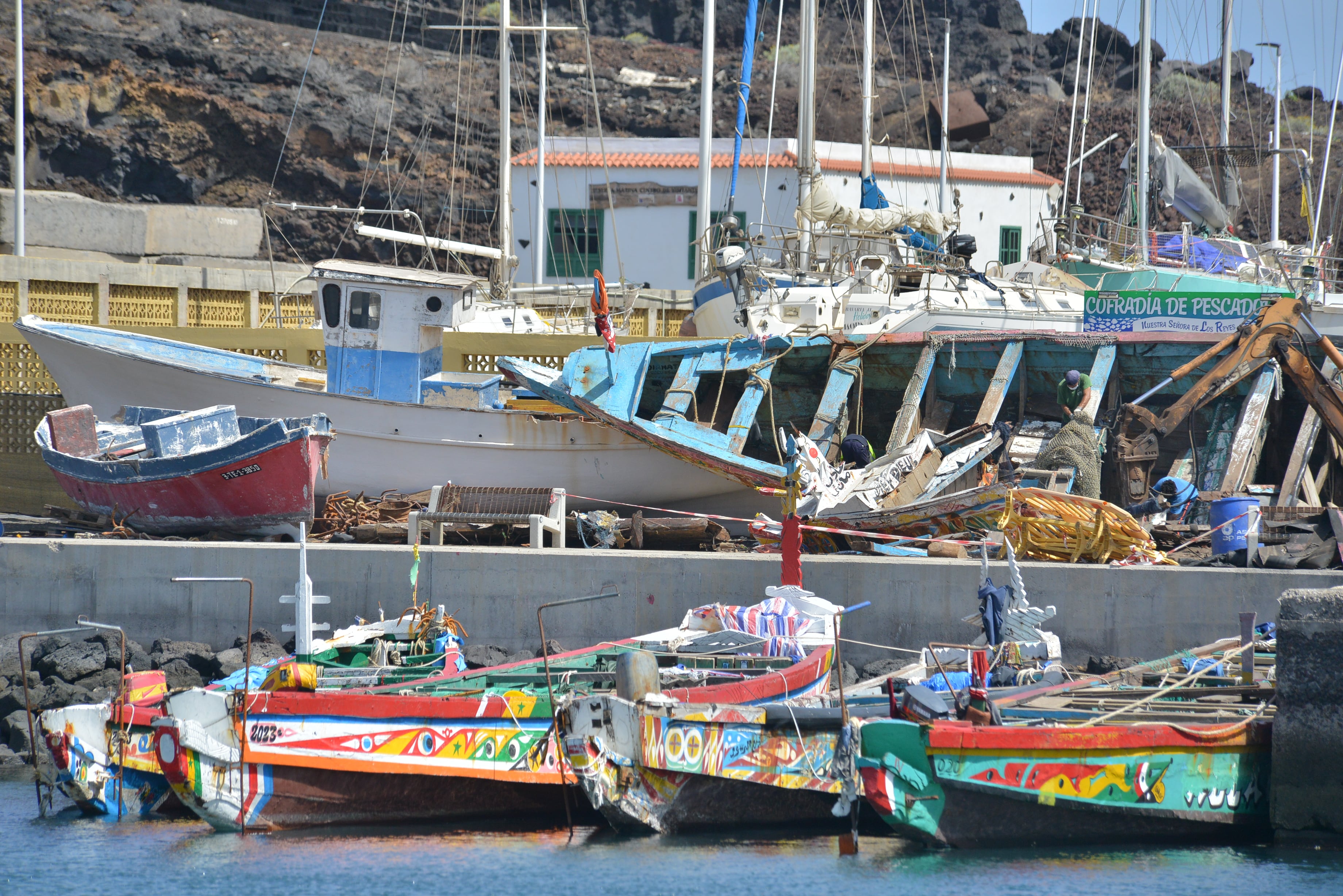 GRAFCAN7834. LA RESTINGA (EL HIERRO) (ESPAÑA), 05/10/2023.- Cayucos acumulados en el puerto de La Restinga, en sur de El Hierro, adonde han llegado más de 1.200 inmigrantes africanos en solo dos días en estas embarcaciones de pesca, típicas de Senegal y Mauritania. EFE/Gelmert Finol
