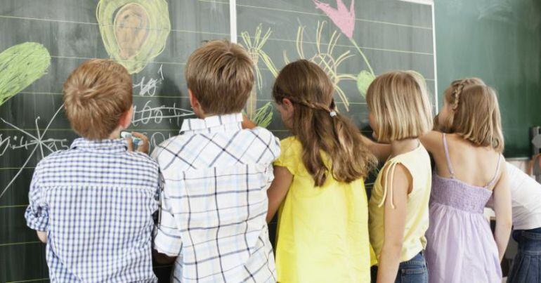 Imagen de archivo de un grupo de niños, menores de edad