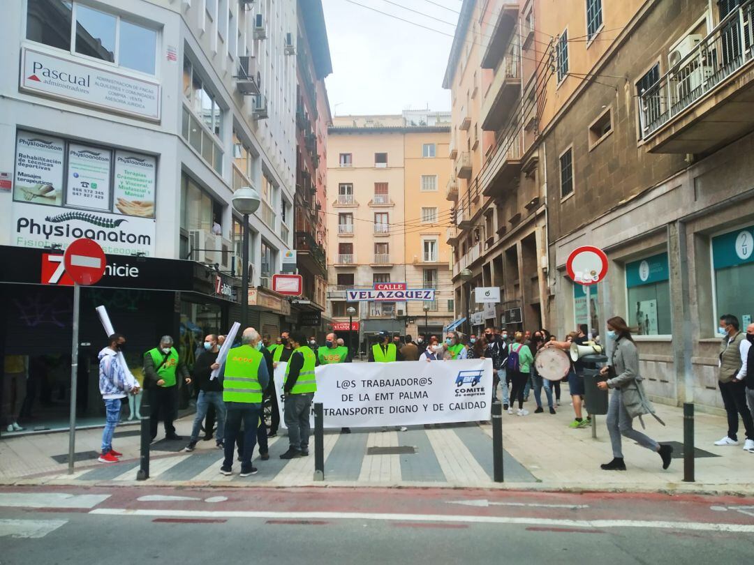 Trabajadores de la EMT protestan frente a la sede de la empresa municipal