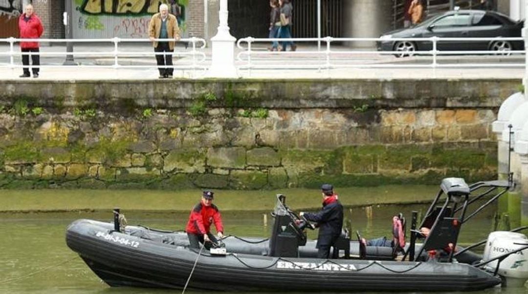 Un particular ha avisado a los servicios de emergencia de la localización sobre las once menos cuarto de un cuerpo flotando en la ría a la altura del puente de San Antón, al lado del muelle Marzana de Bilbao