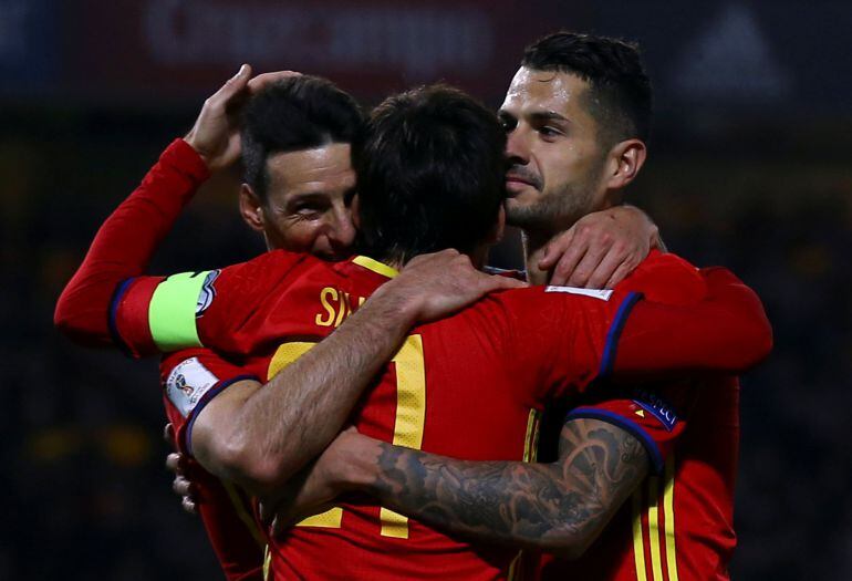 Aduriz, Silva y Vitolo celebran la victoria de España.