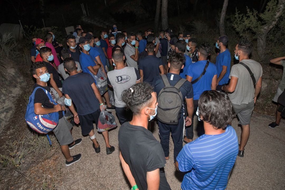  Varios inmigrantes que llegaron en pateras el pasado fin de semana a las costas de Murcia, a su llegada este sábado al albergue del hotel Cenajo, donde van a pasar la cuarentena al haber estado en contacto con otros inmigrantes con covid-19