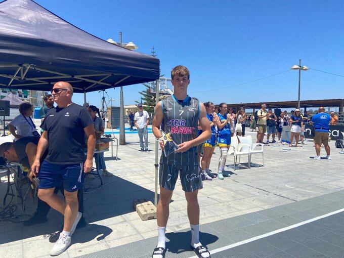 El menorquí Álex Blanco llueix el trofeu com a MVP del Campionat d'Espanya.