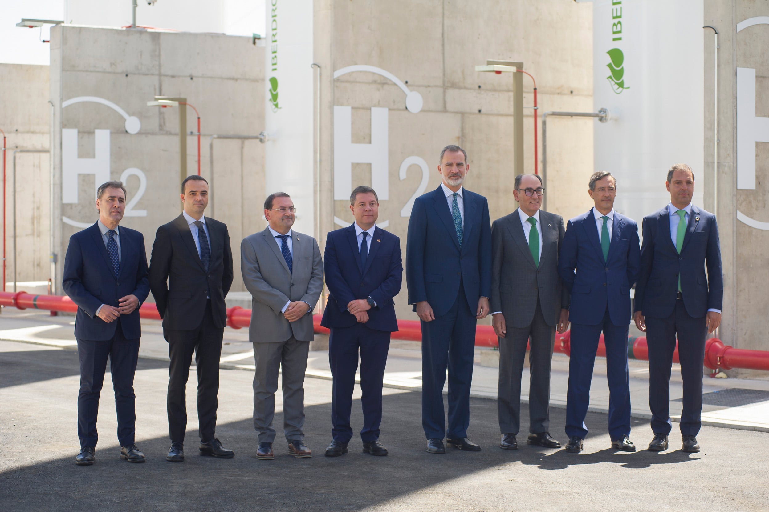 PUERTOLLANO (CIUDAD REAL), 13/05/2022.- El rey Felipe junto al presidente de Castilla-La Mancha, Emiliano García-Page (4i), y el presidente de Iberdrola, Ignacio Galán (3d), entre otros, durante la inauguración de la planta de hidrógeno verde de la compañía en Puertollano, este viernes. EFE/Jesús Monroy
