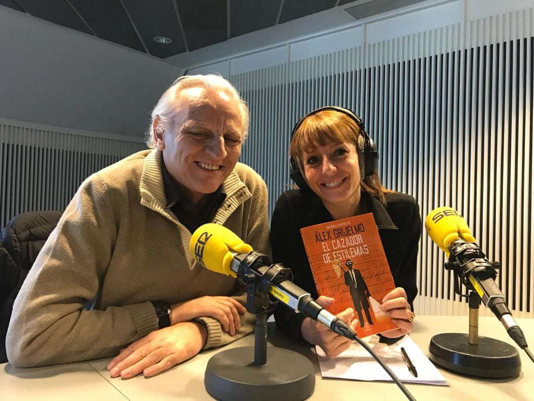 El periodista y escritor, Álex Grijelmo, junto a Macarena Berlín.