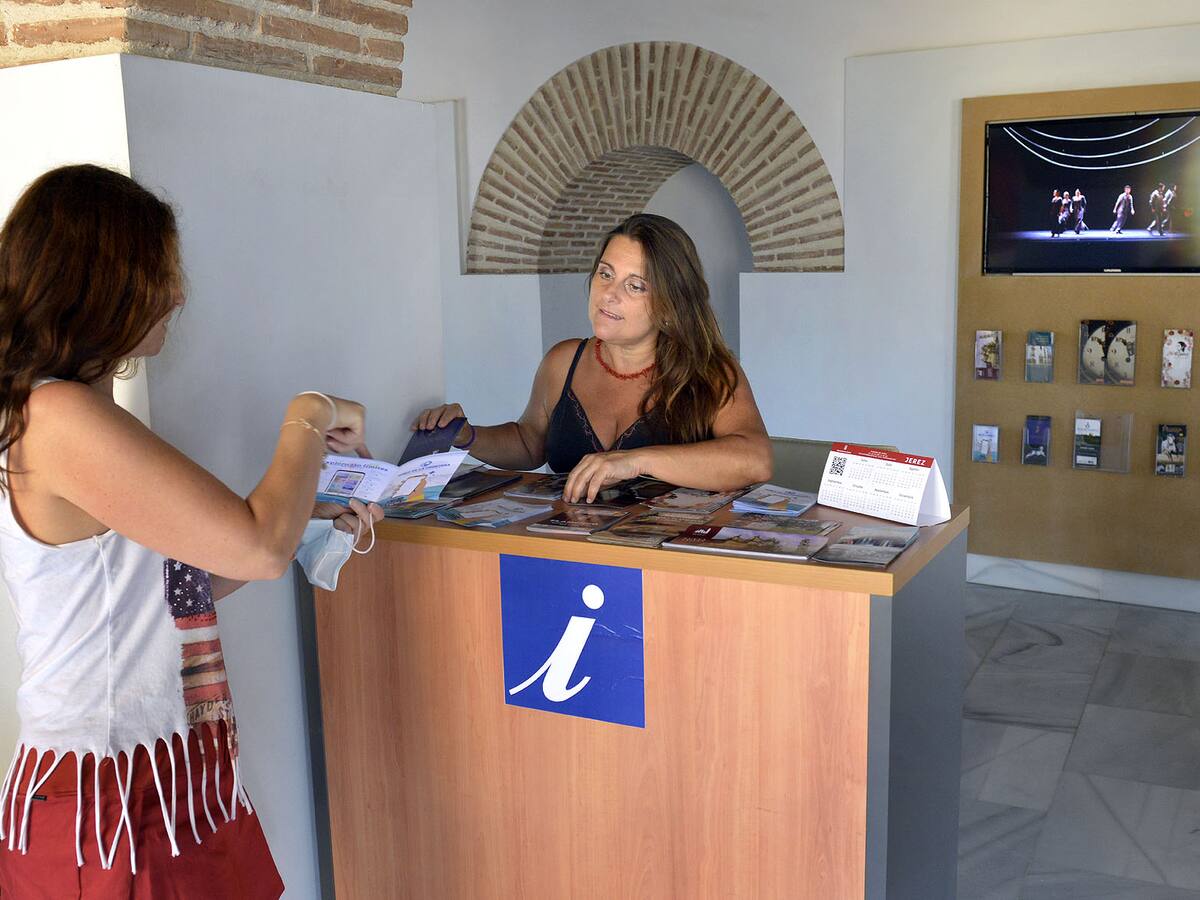 El Ayuntamiento abre un punto de información turística en el Alcázar