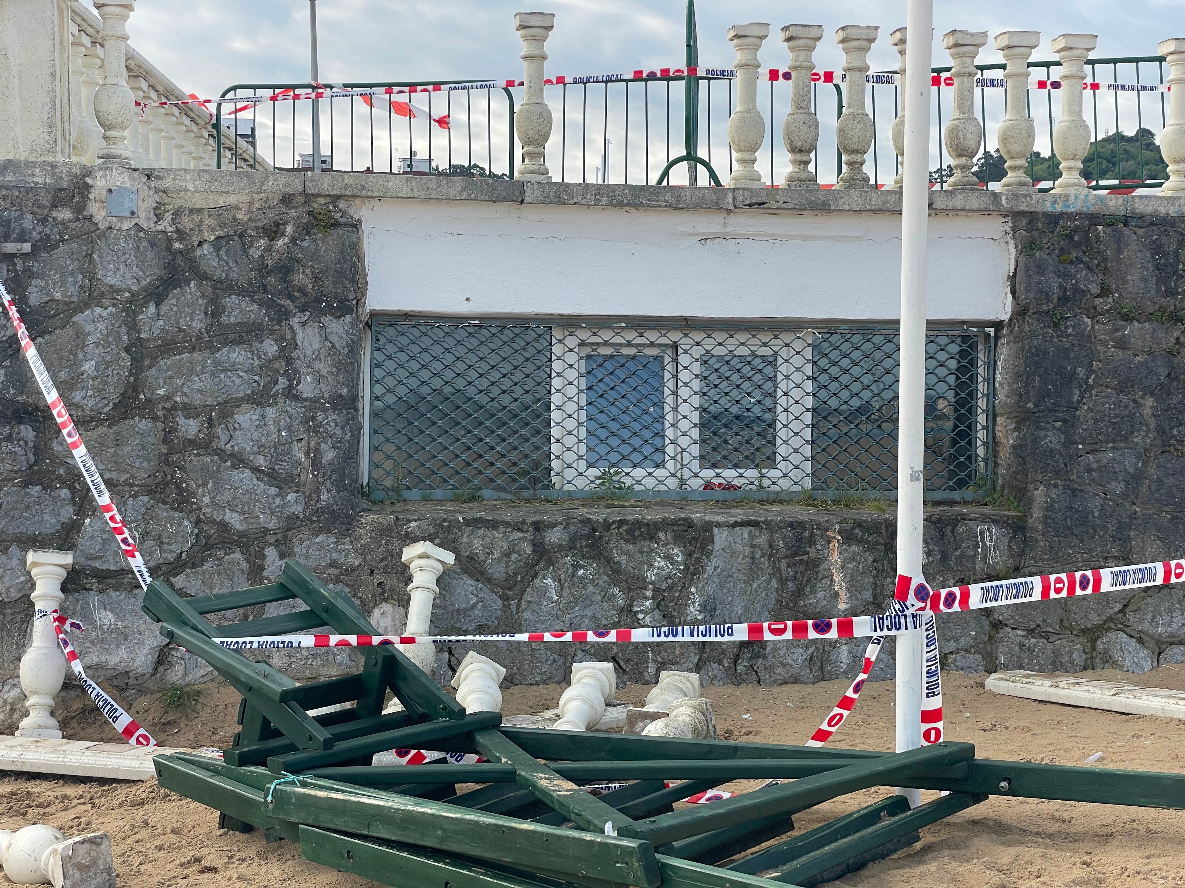Destrozos en parte de la balaustrada de la Cruz Roja
