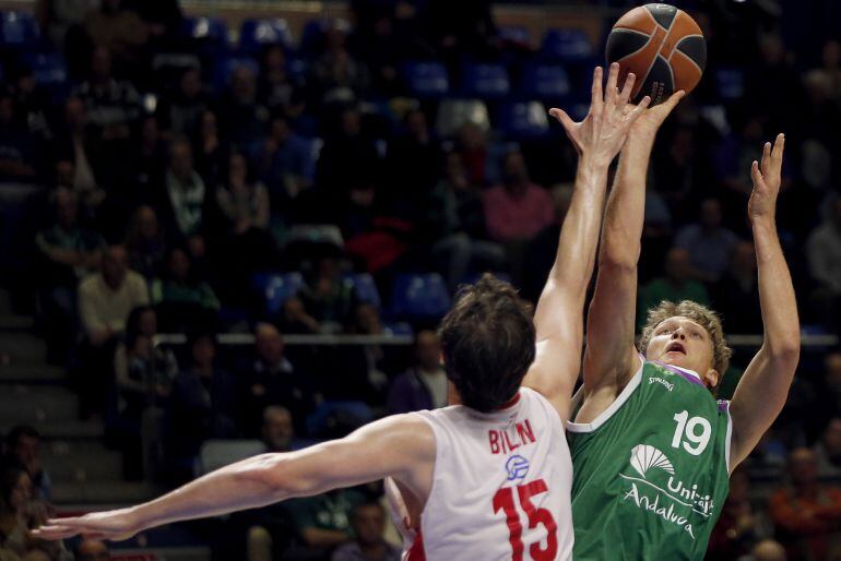 Kuzminskas lucha por un balón con el croata Bilan